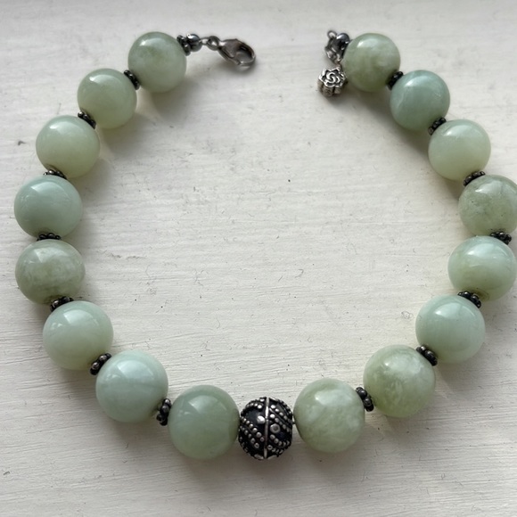 Vintage stone bracelet. Light green. Looks like jade but not certain. - Picture 1 of 12